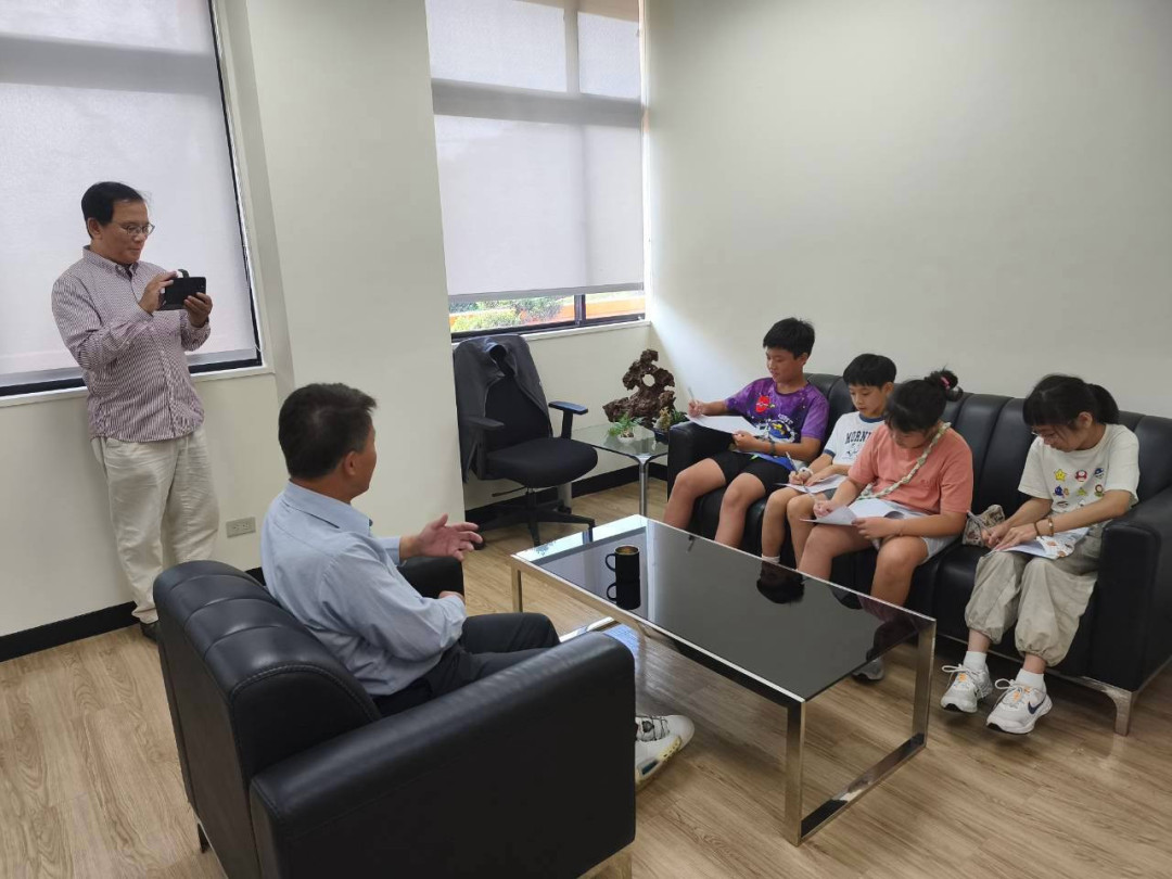 擔任小記者採訪廠長