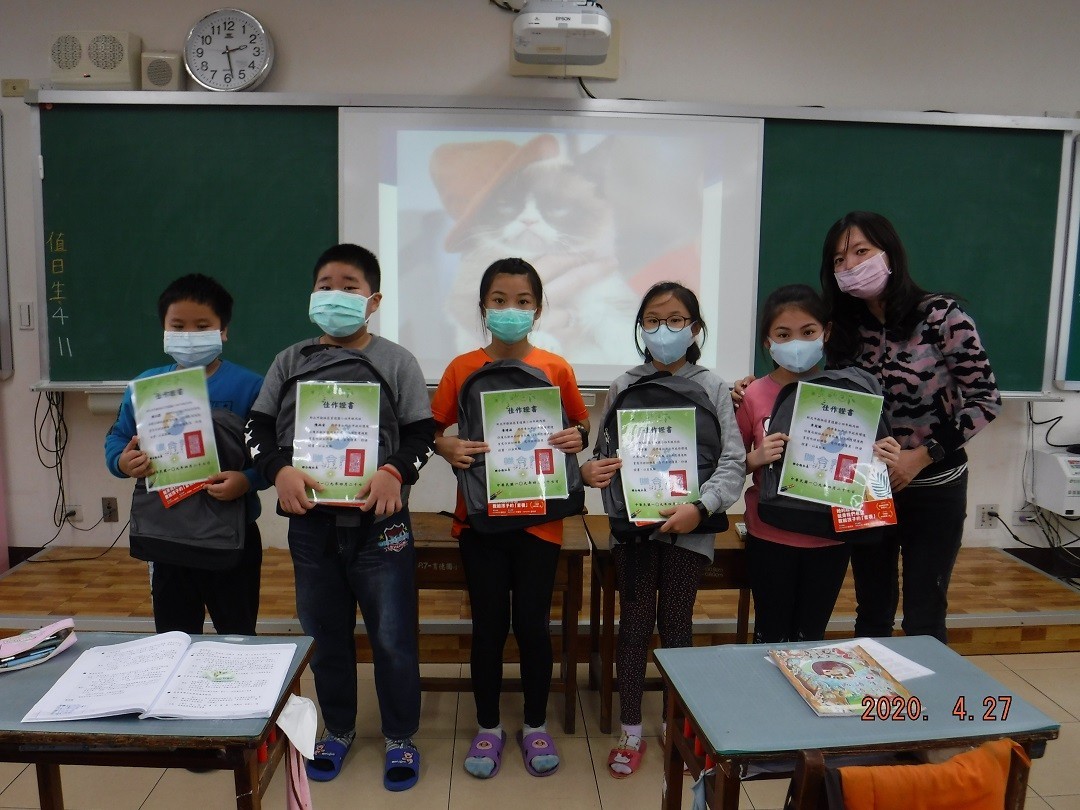 頒發優良作品獎狀及獎品  