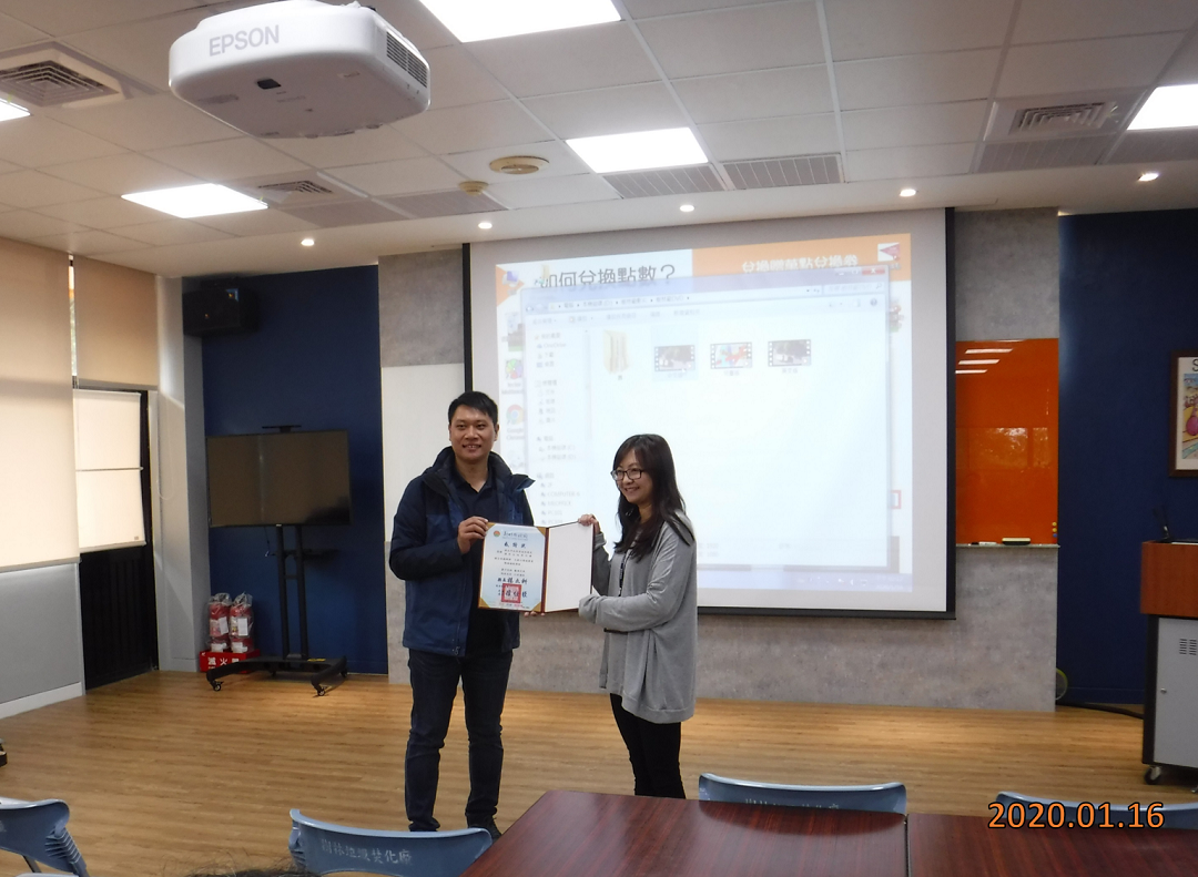 帶隊人頒發感謝狀給本廠